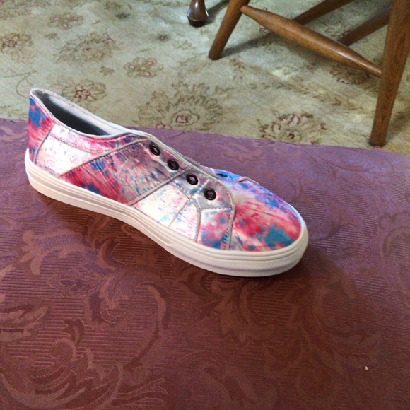 TieDye lace up sneakers in pink and blue NWT - Picture 3 of 5